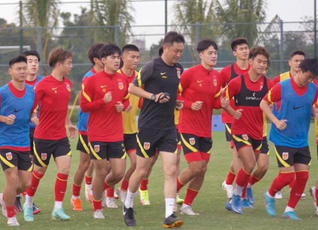 他毫不避讳地指出小镇居民对基娅的偏见、排挤，坚定地以事实反驳，“她不过是一个从小独自在沼泽中求生的女孩”